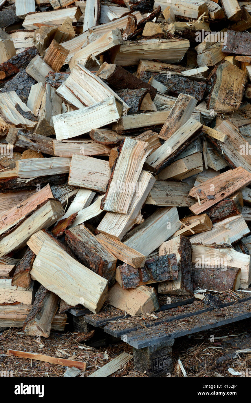 Brennholz, Holz, Holzscheit, Holzscheite, gespalten, gespaltenes, Brennholzstapel Foto Stock