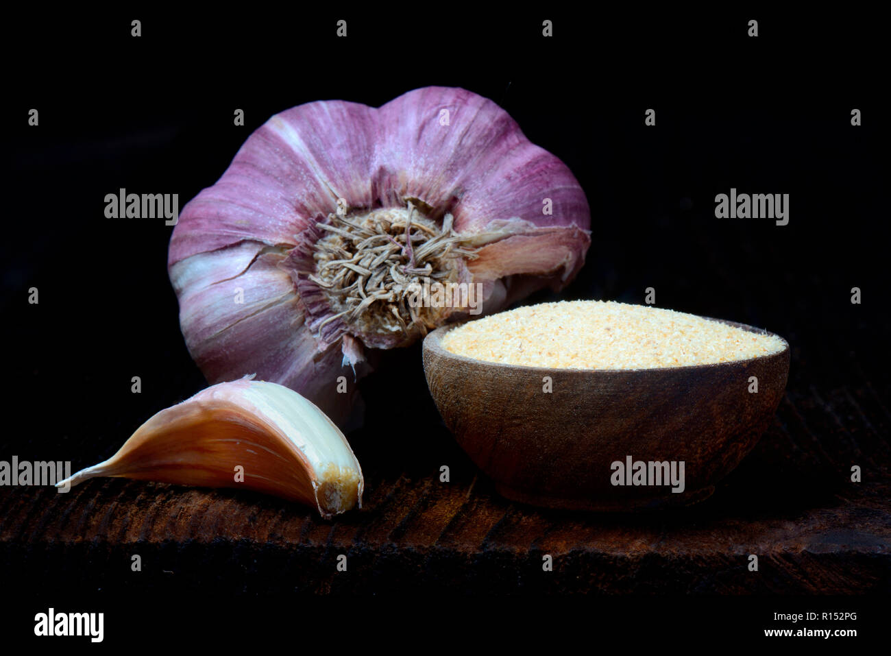 Spicchio di aglio e aglio in polvere, Allium sativum Foto Stock