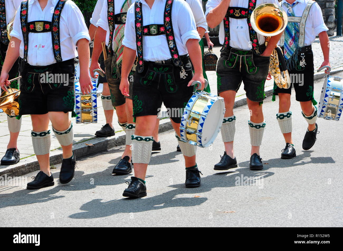 Il batterista in costume tradizionale, Werdenfels, Baviera, Germania Foto Stock