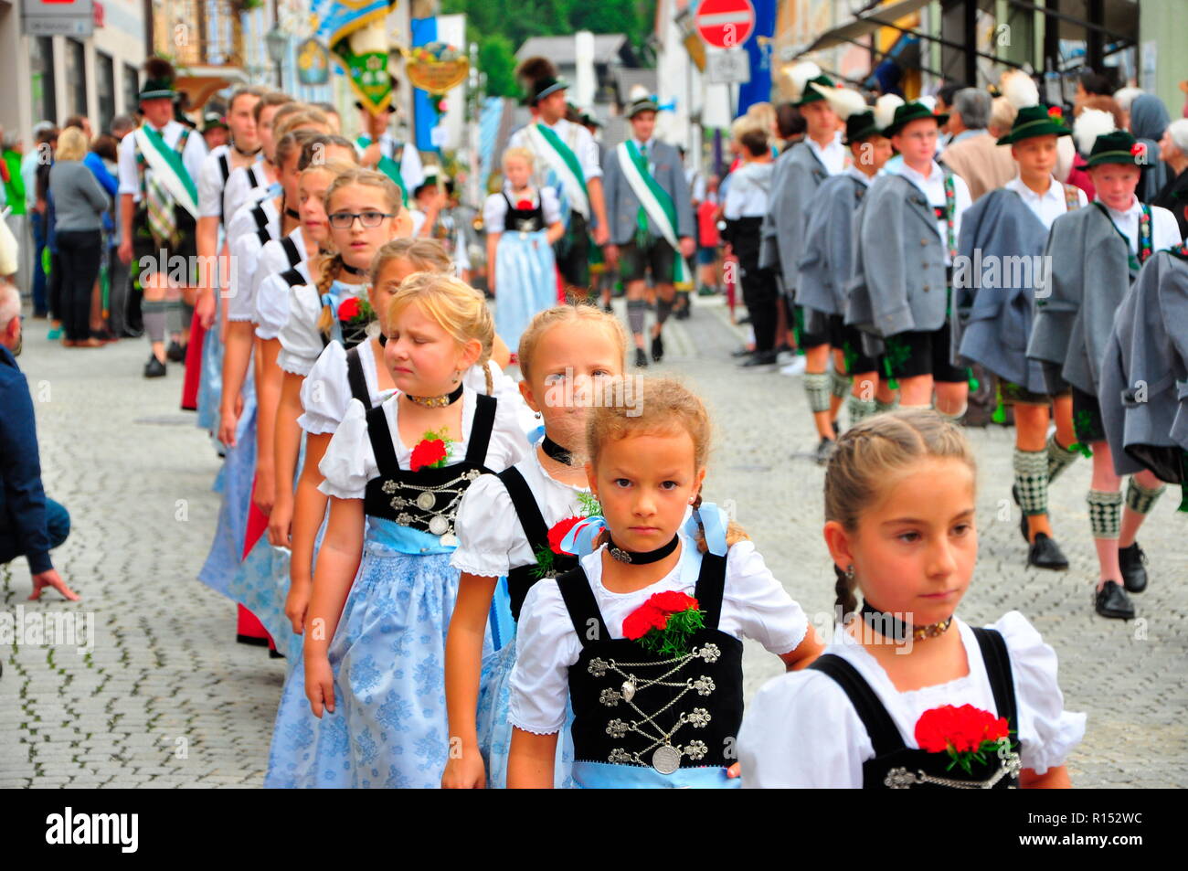 Le ragazze in costume tradizionale sfilata in costume, Werdenfels, Baviera, Germania Foto Stock