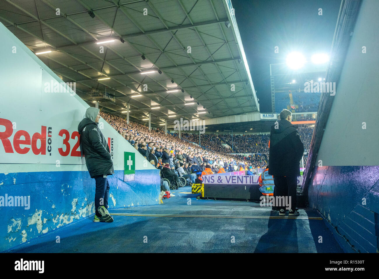 Revie Stand al leggendario Elland Road Stadium. Lo stadio, che è la casa di Leeds United FC, è famoso per la sua atmosfera elettrica. Foto Stock