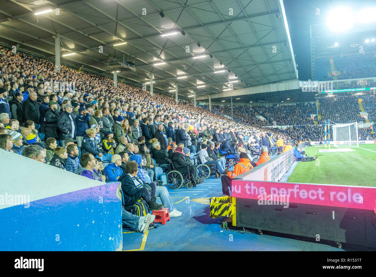 Revie Stand al leggendario Elland Road Stadium. Lo stadio, che è la casa di Leeds United FC, è famoso per la sua atmosfera elettrica. Foto Stock