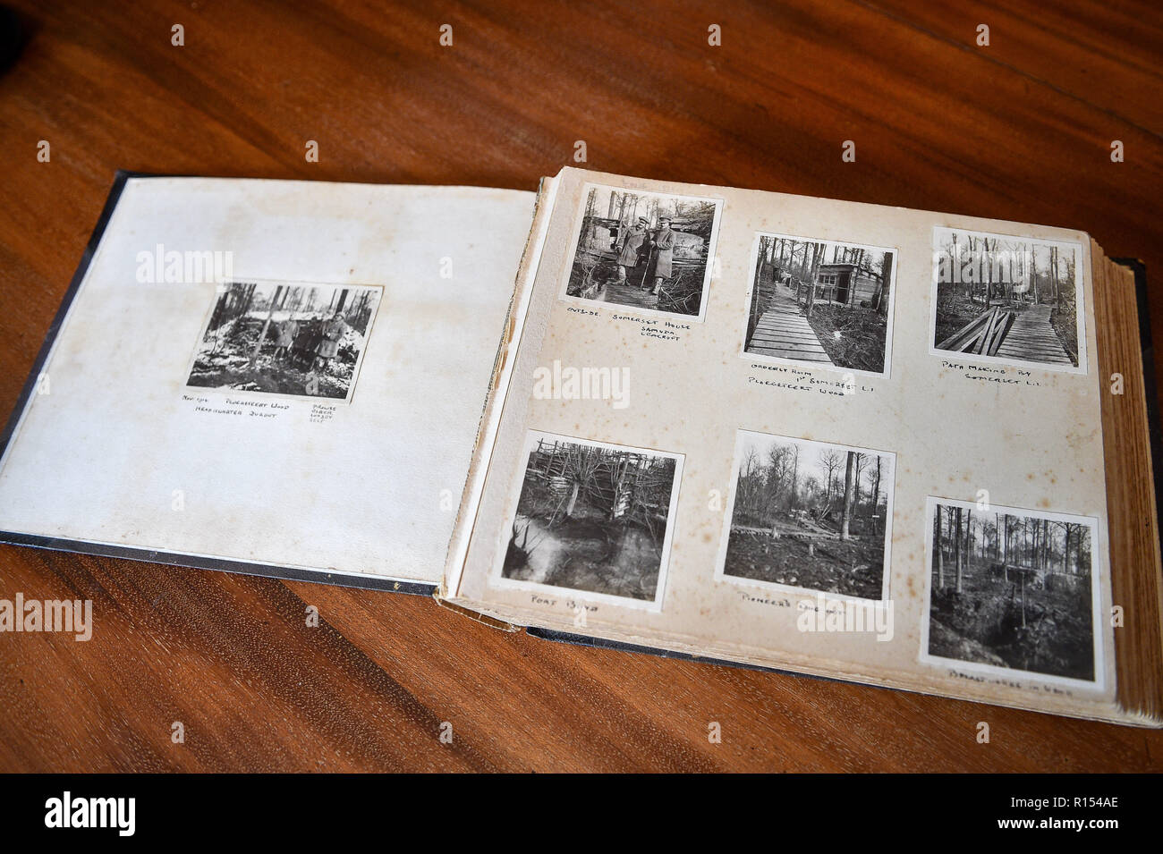 Un album fotografico contenente immagini prese dal capitano Robert Harley Egerton Bennett, del suo tempo di Ypres, Belgio, durante la Prima Guerra Mondiale, che era stato trovato nella sua casa per la sua famiglia. Foto Stock