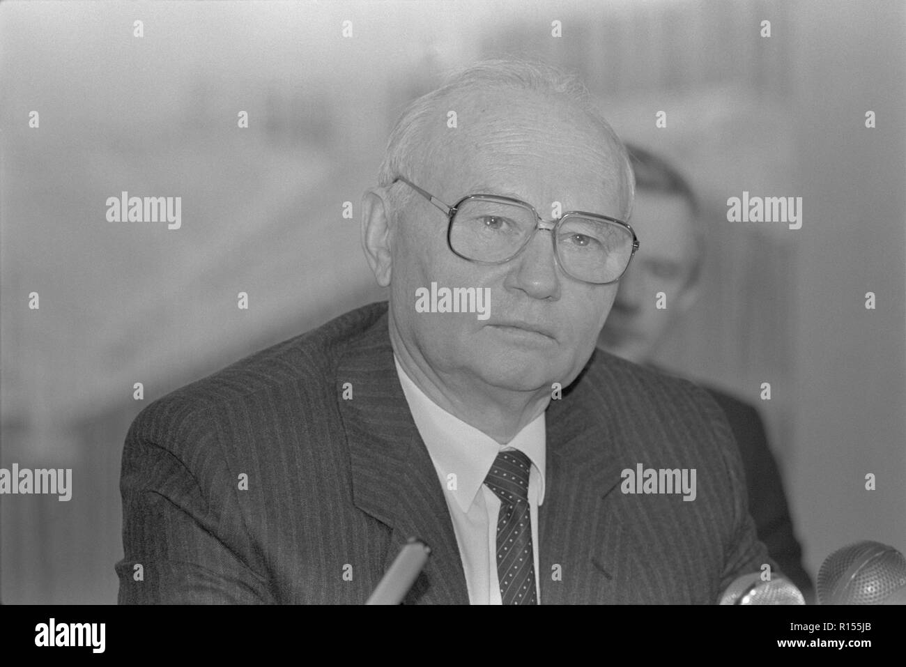 Mosca, URSS - Dicembre 26, 1990: Presidente del membro del Comitato di Sicurezza (KGB) Vladimir Aleksandrovic Kryuchkov dà conferenza stampa al IV Congresso dei Deputati del Popolo) dell'URSS Foto Stock