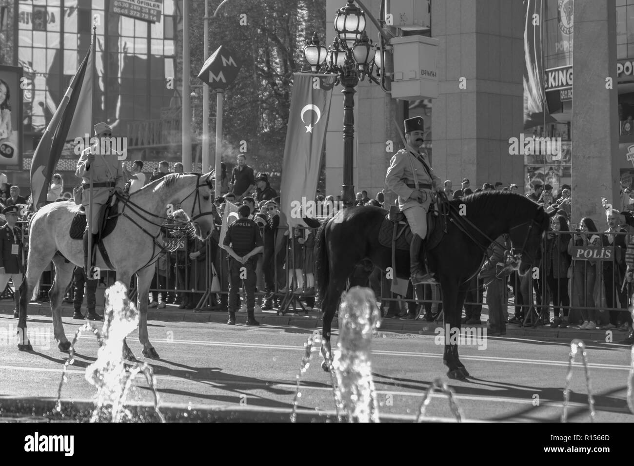 Ankara/Turchia- Ottobre 29 2018: Turco le truppe montate holding bandiera in vecchio stile uniforme militare passare durante la sfilata del 29 ottobre Giorno della Repubblica celebr Foto Stock