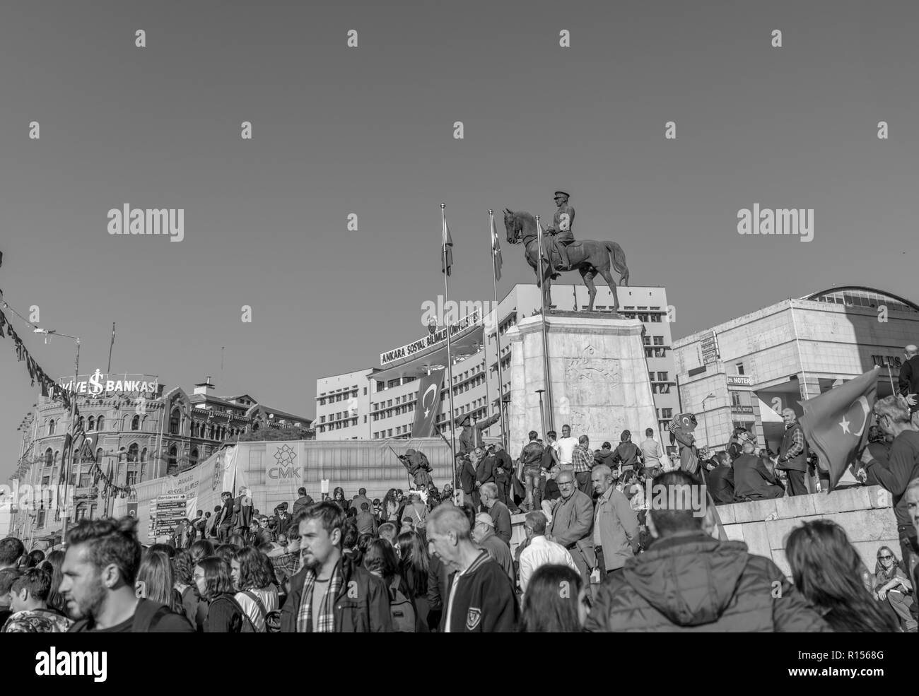 Ankara/Turchia- Ottobre 29 2018: Persone con bandiera turca nei pressi di 'Statue di Mustafa Kemal Ataturk" in Ulus durante 29 Ottobre Giorno della Repubblica celebrazione dell Foto Stock