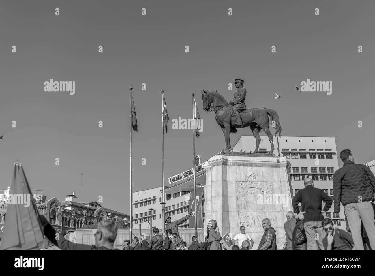 Ankara/Turchia- Ottobre 29 2018: Persone con bandiera turca nei pressi di 'Statue di Mustafa Kemal Ataturk" in Ulus durante 29 Ottobre Giorno della Repubblica celebrazione dell Foto Stock