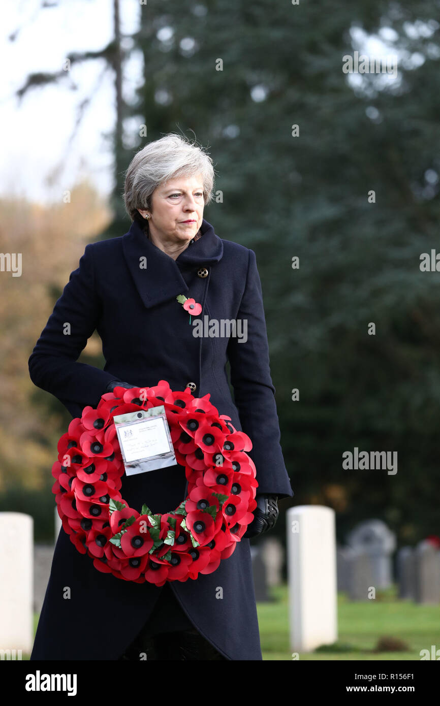 Il primo ministro Theresa Maggio presso il St Symphorien Cimitero militare di Mons, dove Ella è la posa di corone di fiori sulla tomba di Giovanni Parr, il primo soldato britannico per essere uccisi nel 1914, e George Ellison, l'ultimo ad essere ucciso prima dell'armistizio. Foto Stock