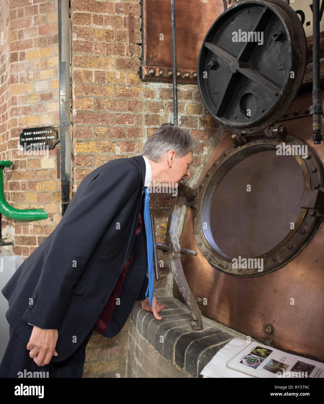 Il cancelliere Philip Hammond è mostrato intorno Fuller's Brewery, a Chiswick, Londra oggi prima dell'annuncio della terza trimestrale del PIL dall'Ufficio Nazionale di Statistica. Foto Stock