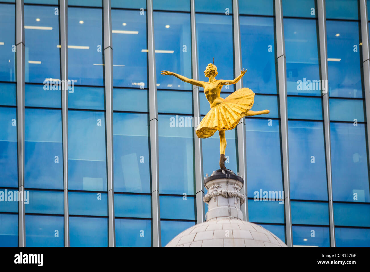 LONDON, Regno Unito - 28 agosto 2018: ballerina statua sulla Victoria Palace Theatre vicino alla stazione Victoria di Londra. Foto Stock