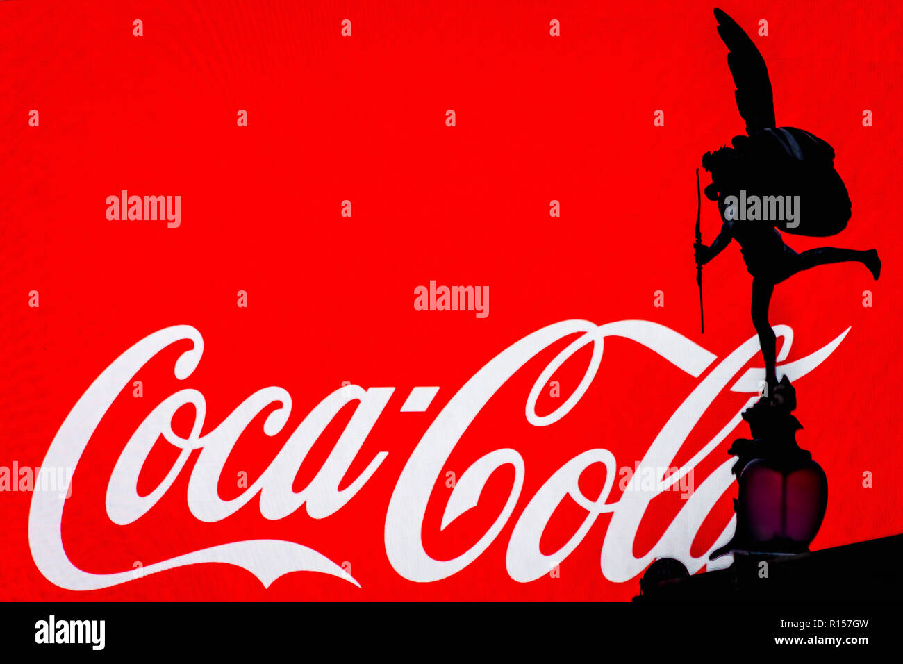London, Regno Unito - 28 agosto 2018 - silhouette di Cupido statua sulla Piccadilly Circus square, logo Coca-Cola sul messaggio pubblicitario in background Foto Stock