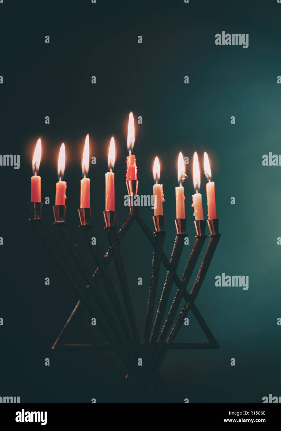 Candela lite sulla tradizionale argento Hanukkah menorah Foto Stock