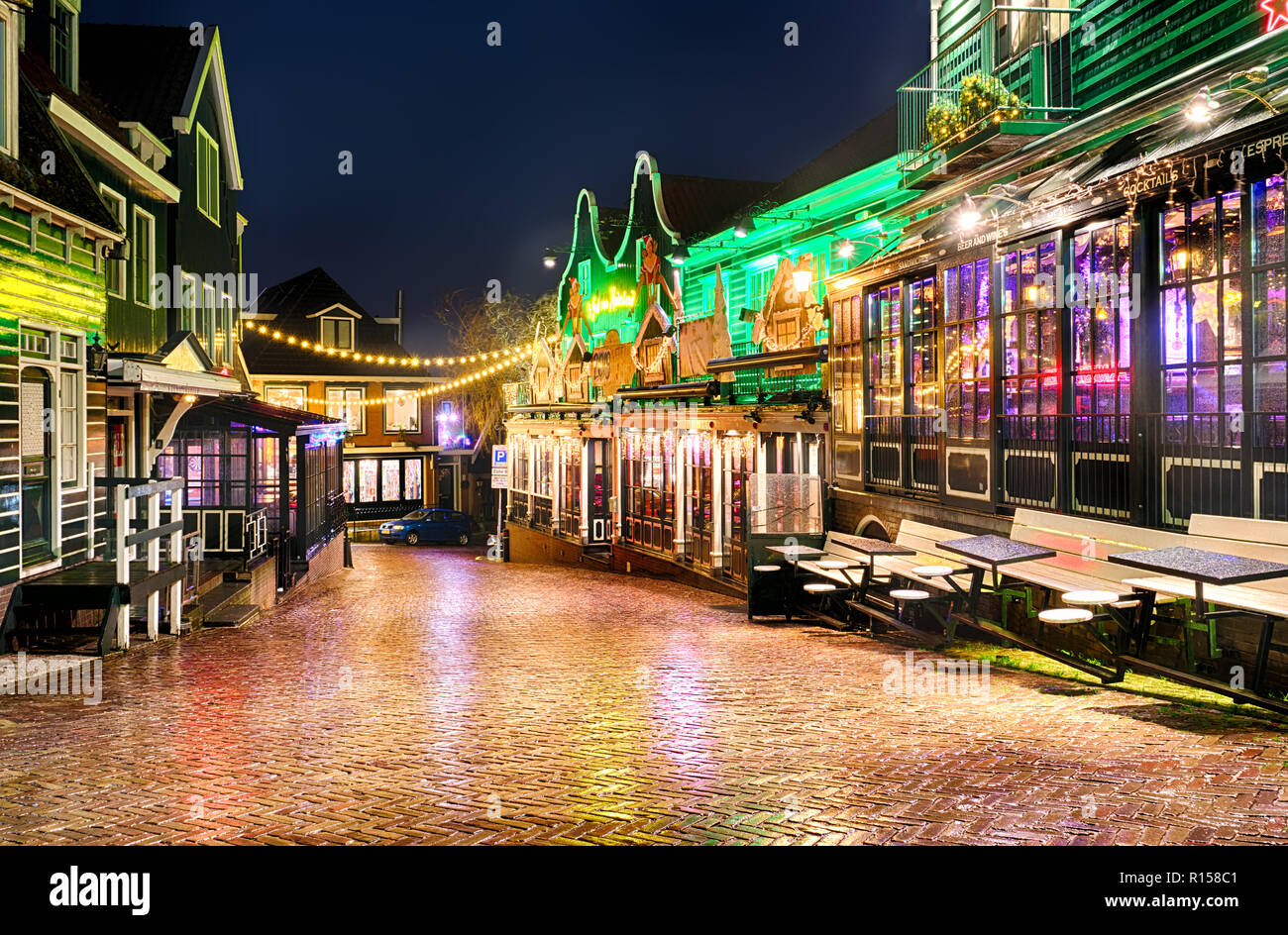 Il centro della città di Volendam è decorata con Natale e Anno Nuovo illuminazioni di sera. Deserto pre-natale street della città vecchia in un inverno Foto Stock