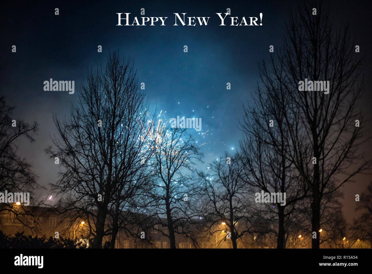 Colorate opere antincendio al di sopra delle case nella città Foto Stock