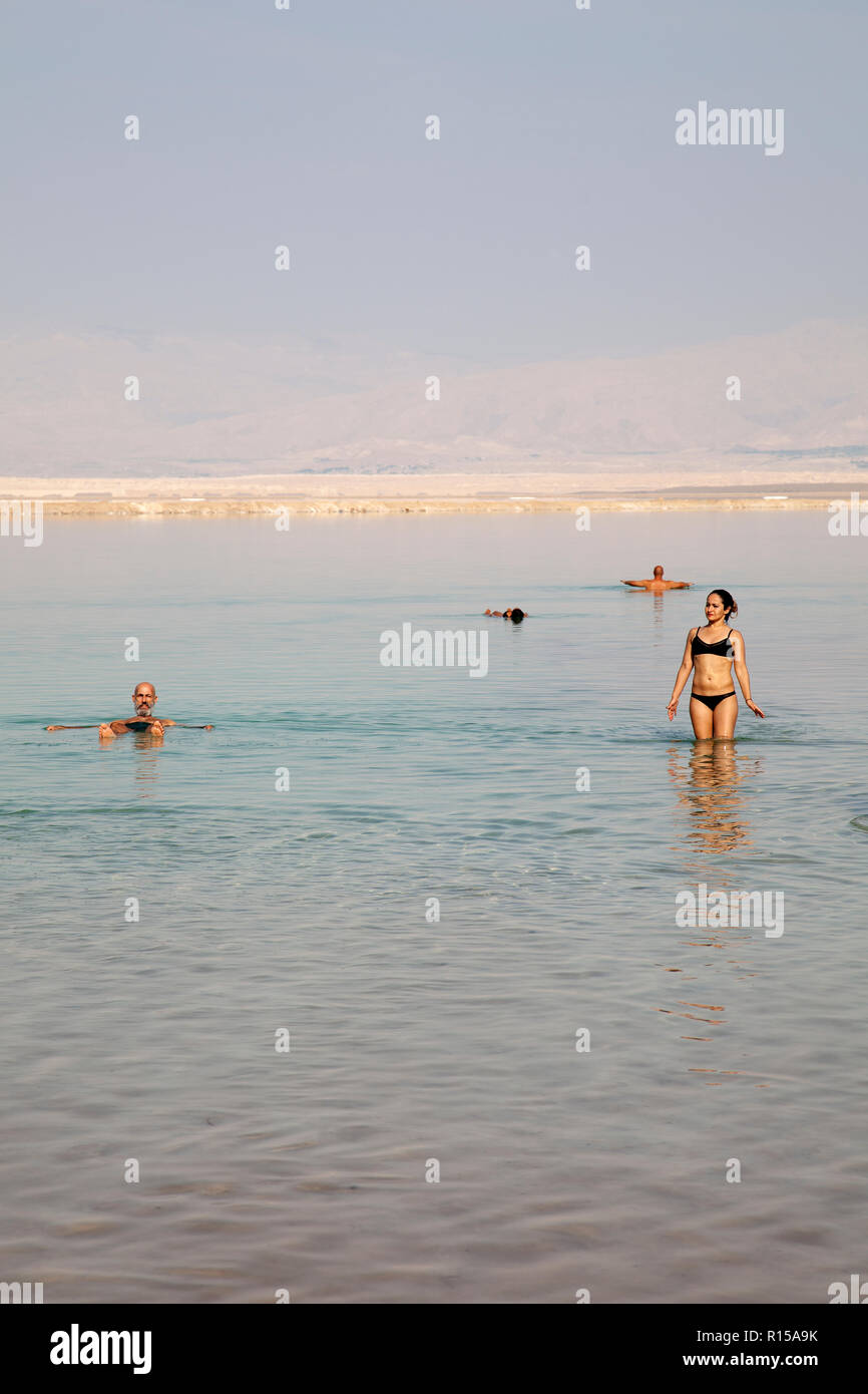 I visitatori la balneazione nel Mar Morto in Israele Foto Stock