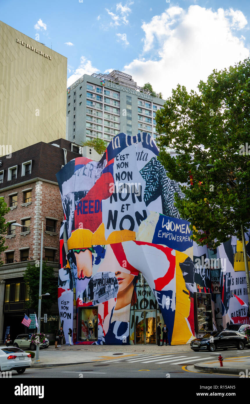 La casa di Dior store su Agpujeong-ro in Gangnam di Seoul è un accattivante punto focale con la sua facciata esterna decorata con un murale colorato. Foto Stock