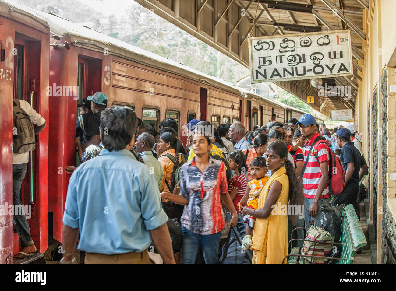 I passeggeri sulla piattaforma della stazione ferroviaria in Ella, Sri Lanka. I treni sono un modo molto economico di viaggiare e di testimonianza di un po' di capodanno Foto Stock