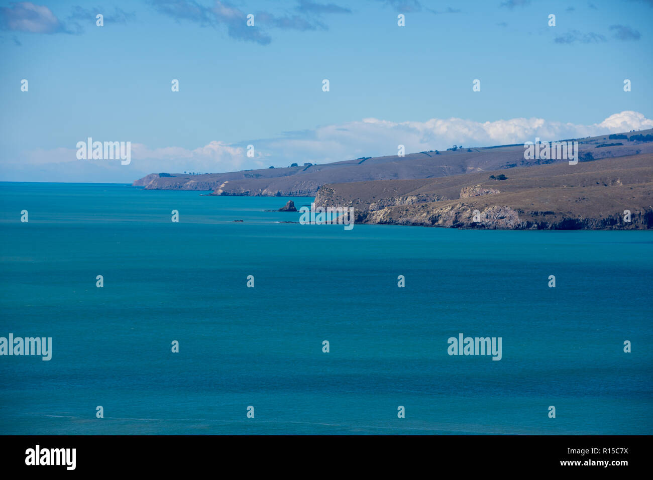 Costa intorno a Taylors Errore, Christchurch Nuova Zelanda con scogliere, blu cielo e mare blu su una soleggiata giornata estiva Foto Stock