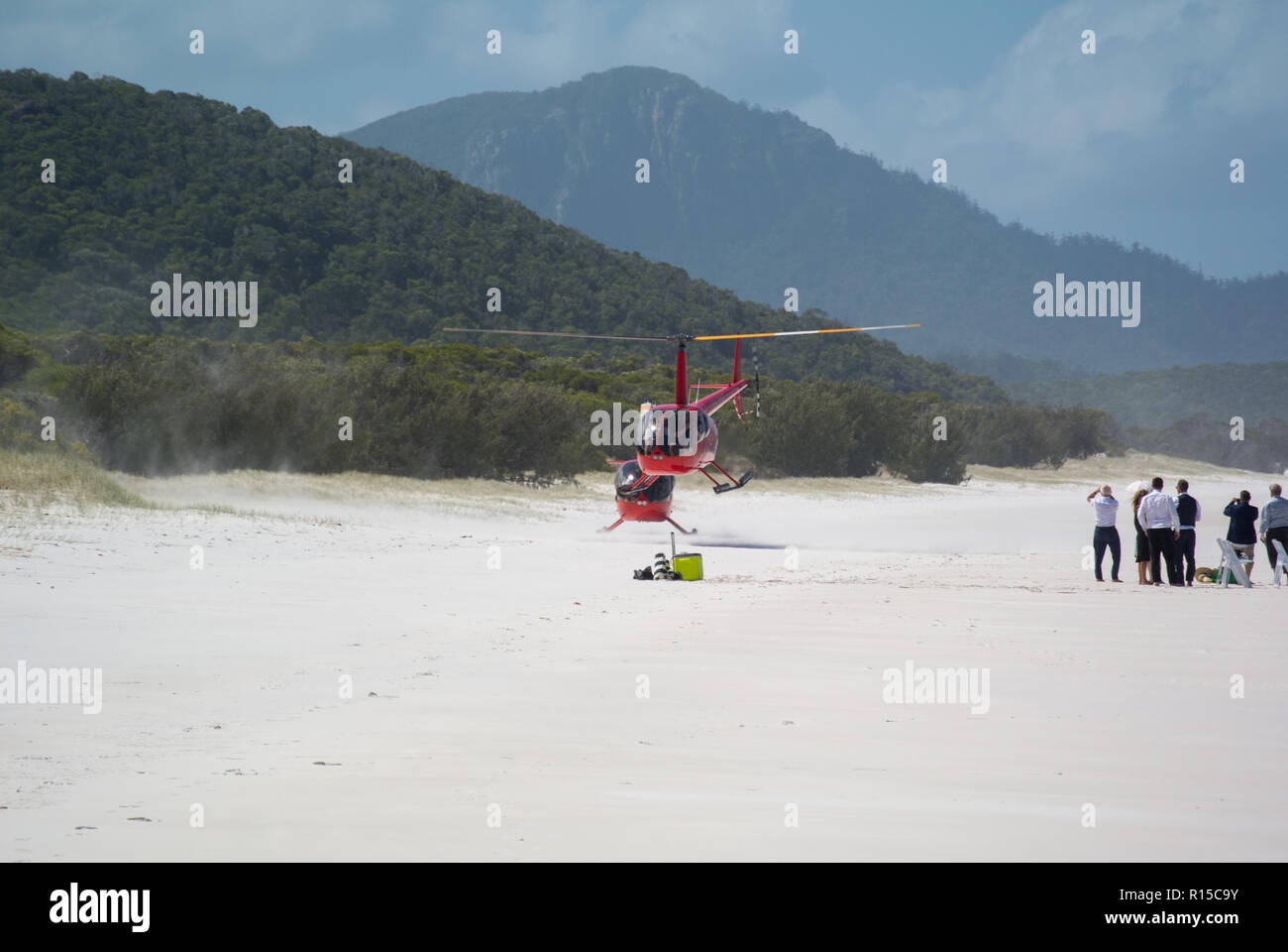 Atterraggio elicottero su Whitehaven Beach, Isole Whitsunday, Queensland, Australia con cielo blu e bianca sabbia, mare blu e aspetta la gente Foto Stock