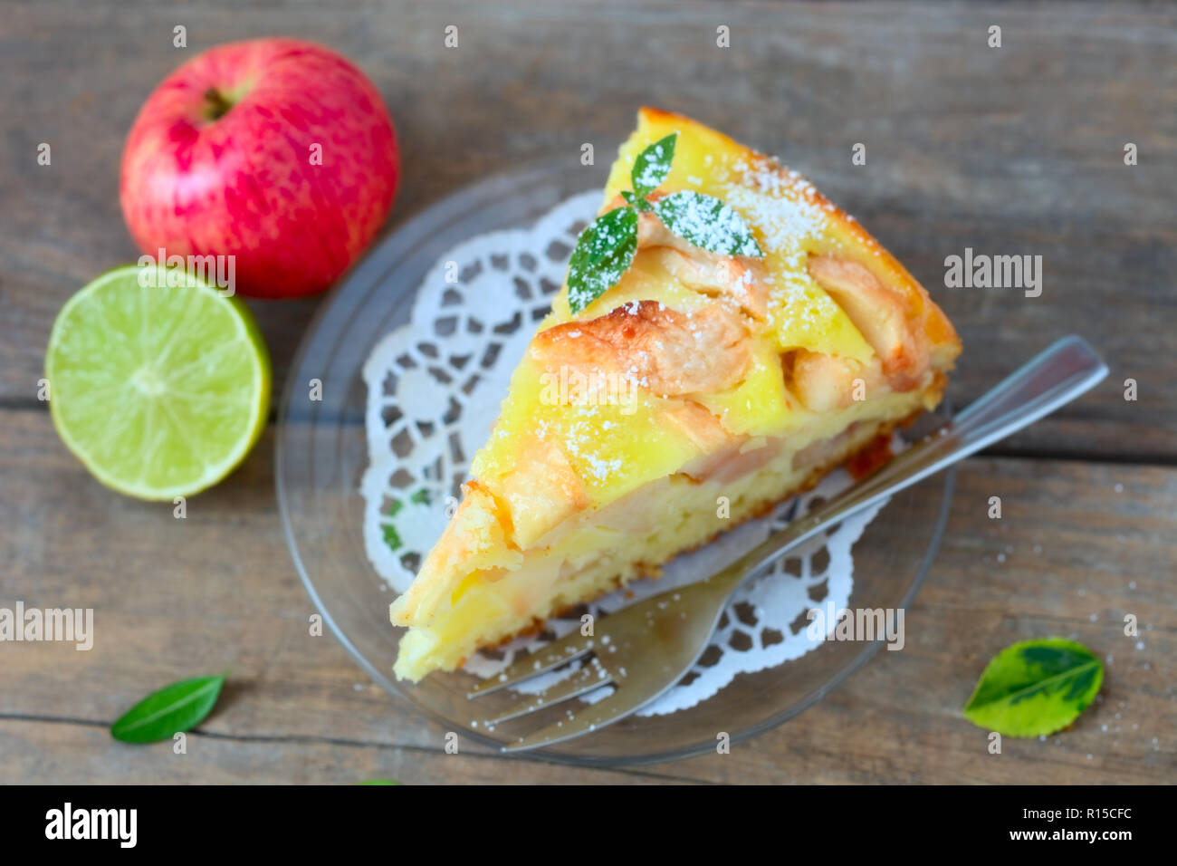 Pezzo di mela custard cake Foto Stock