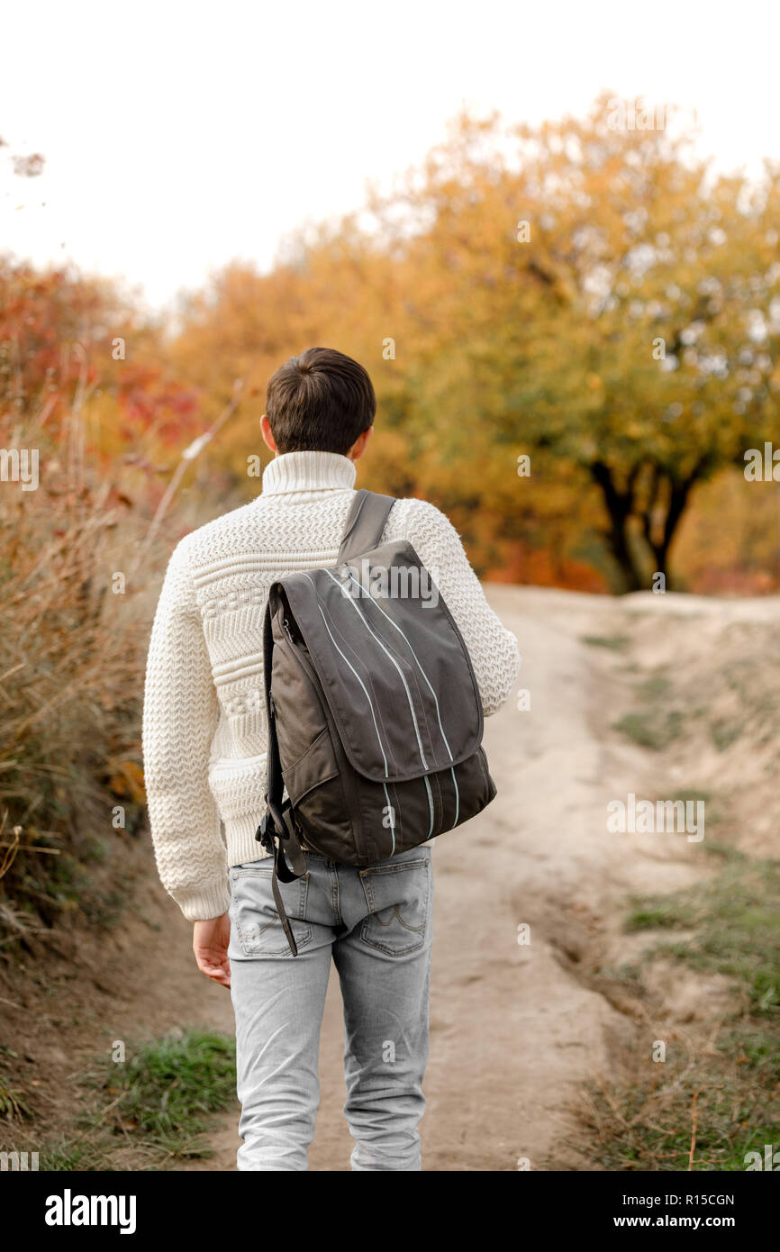 Uomo giovani turisti con zaino fino a piedi il sentiero percorso Foto Stock