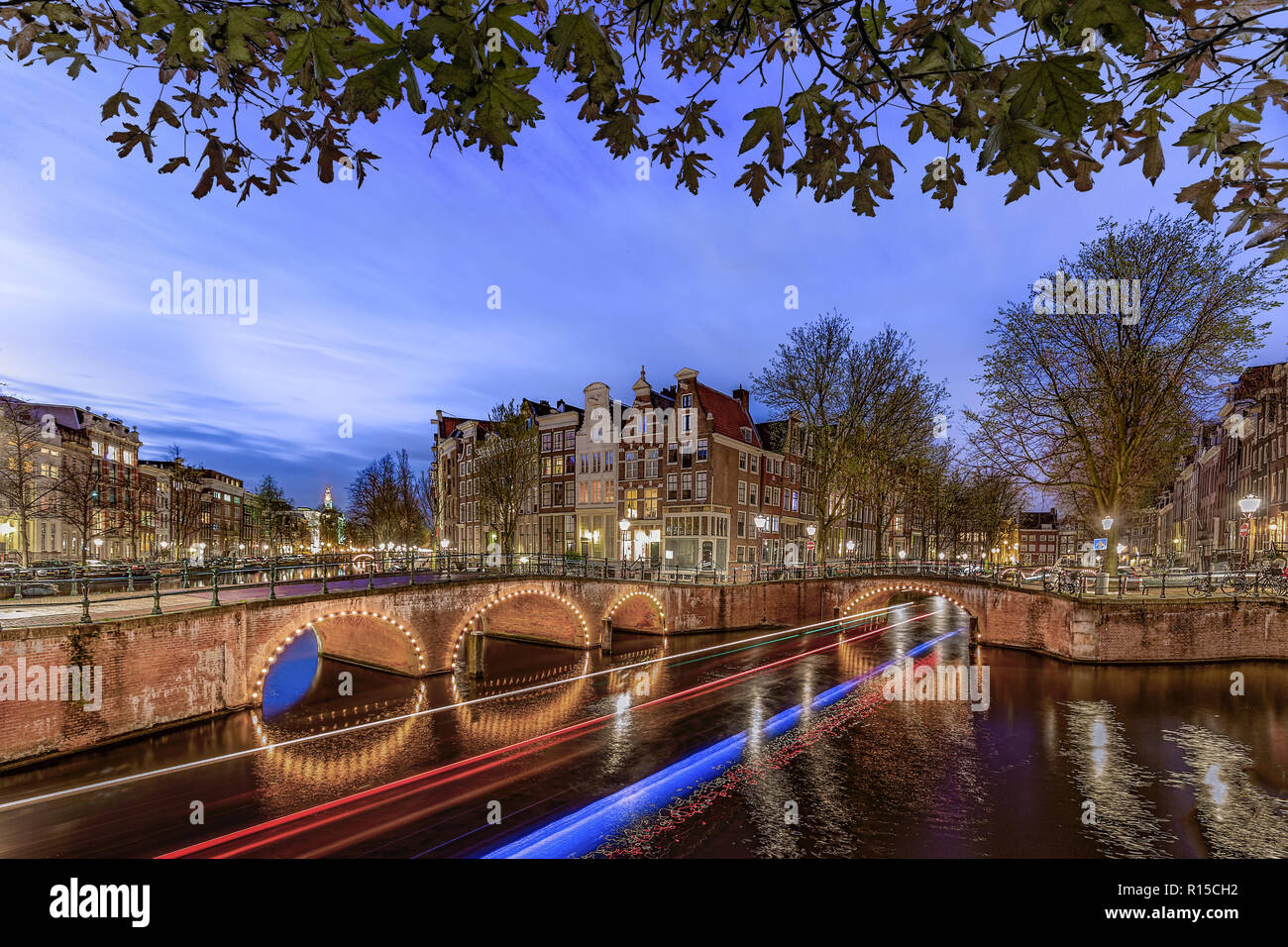 Il tramonto e la notte all'intersezione di Leidsegracht e Princengracht in Amsterdam Foto Stock