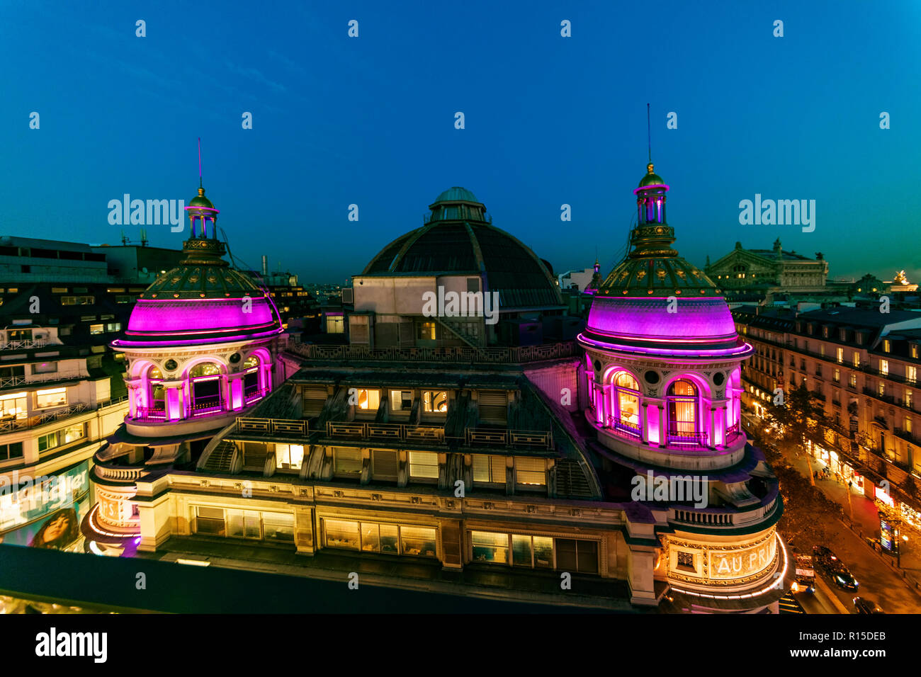 Parigi, 25 Ottobre 2018 - Tramonto di Parigi sul' tetti e Paris Opera Garnier edificio nel quartiere Haussmann, Francia Foto Stock