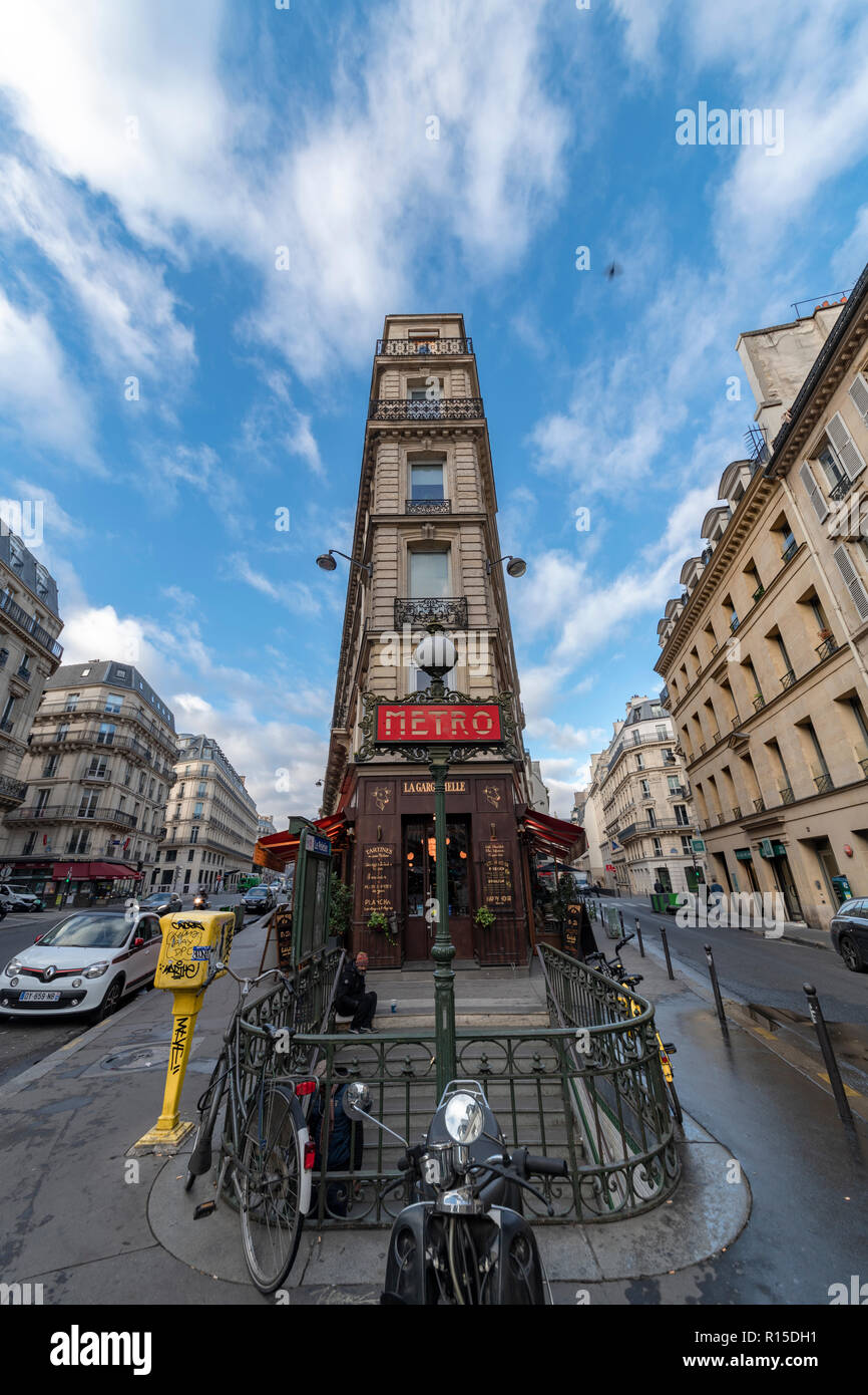 Parigi, 27 Ottobre 2018 - Vista del tipico appartamento di pietra e case al boulevard Haussmann con una stazione della metropolitana ingresso e ristorante Foto Stock