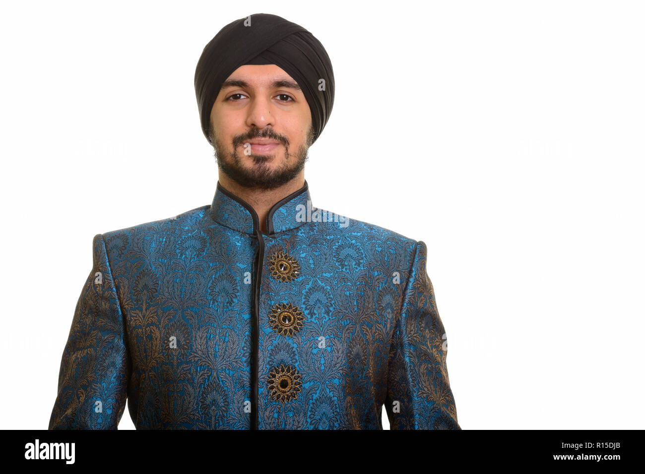 Bel giovane sikh indiana indossando abiti tradizionali Foto Stock