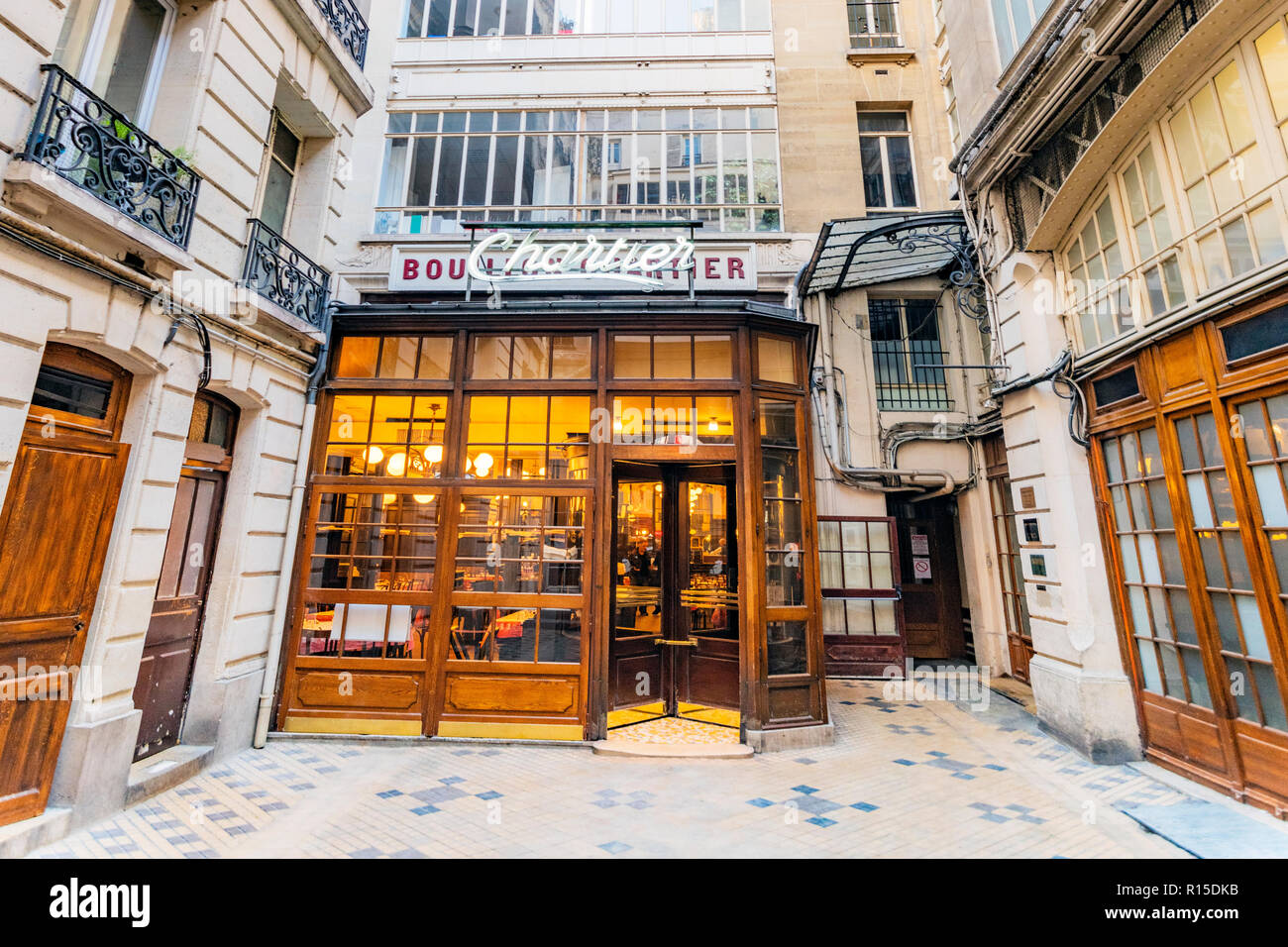 Parigi, 27 Ottobre 2018 - la facciata anteriore della 'Boullon Chartier' ristorante essere elevata in una storia monumento a Parigi dove continua a servire i pasti per Foto Stock