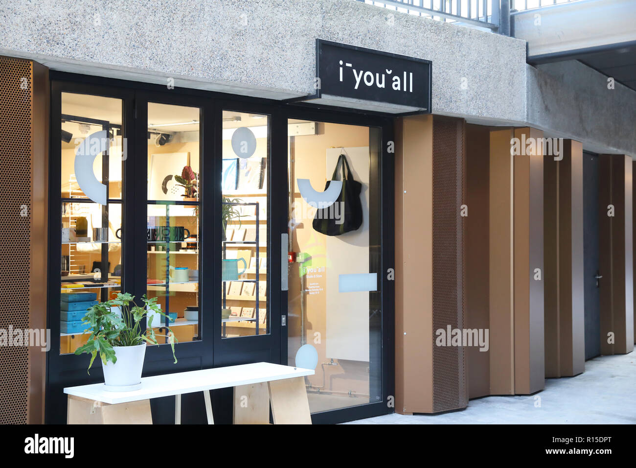 Design iyouall lifestyle shop su stabile inferiore Street, in gocce di carbone cortile a Kings Cross, London, Regno Unito Foto Stock