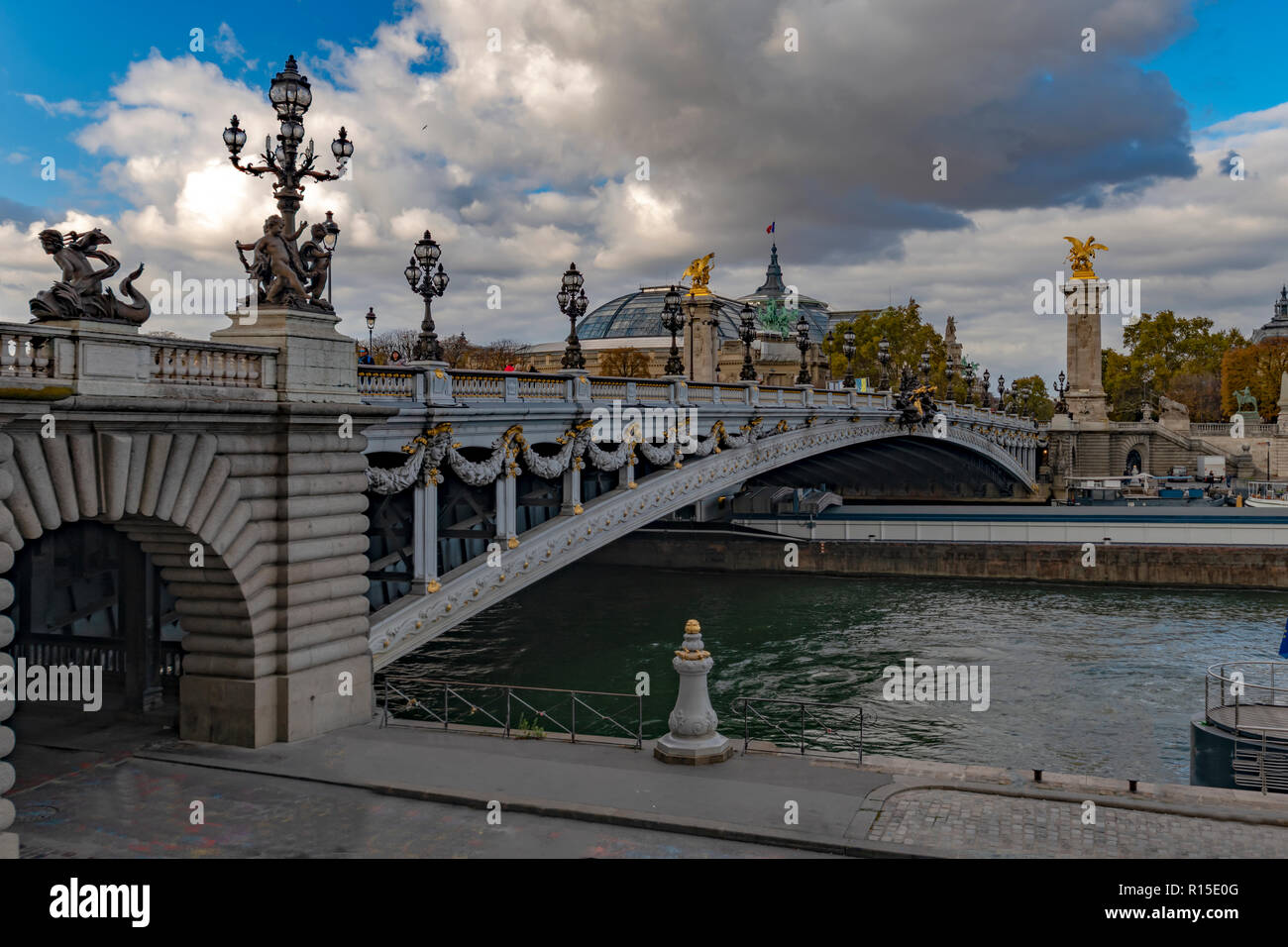 Il Pont Alexandre III oltre la Senna è un deck ponte di arco che si estende oltre la Senna a Parigi. Esso collega il quartiere degli Champs-Élysées con quelle di Foto Stock