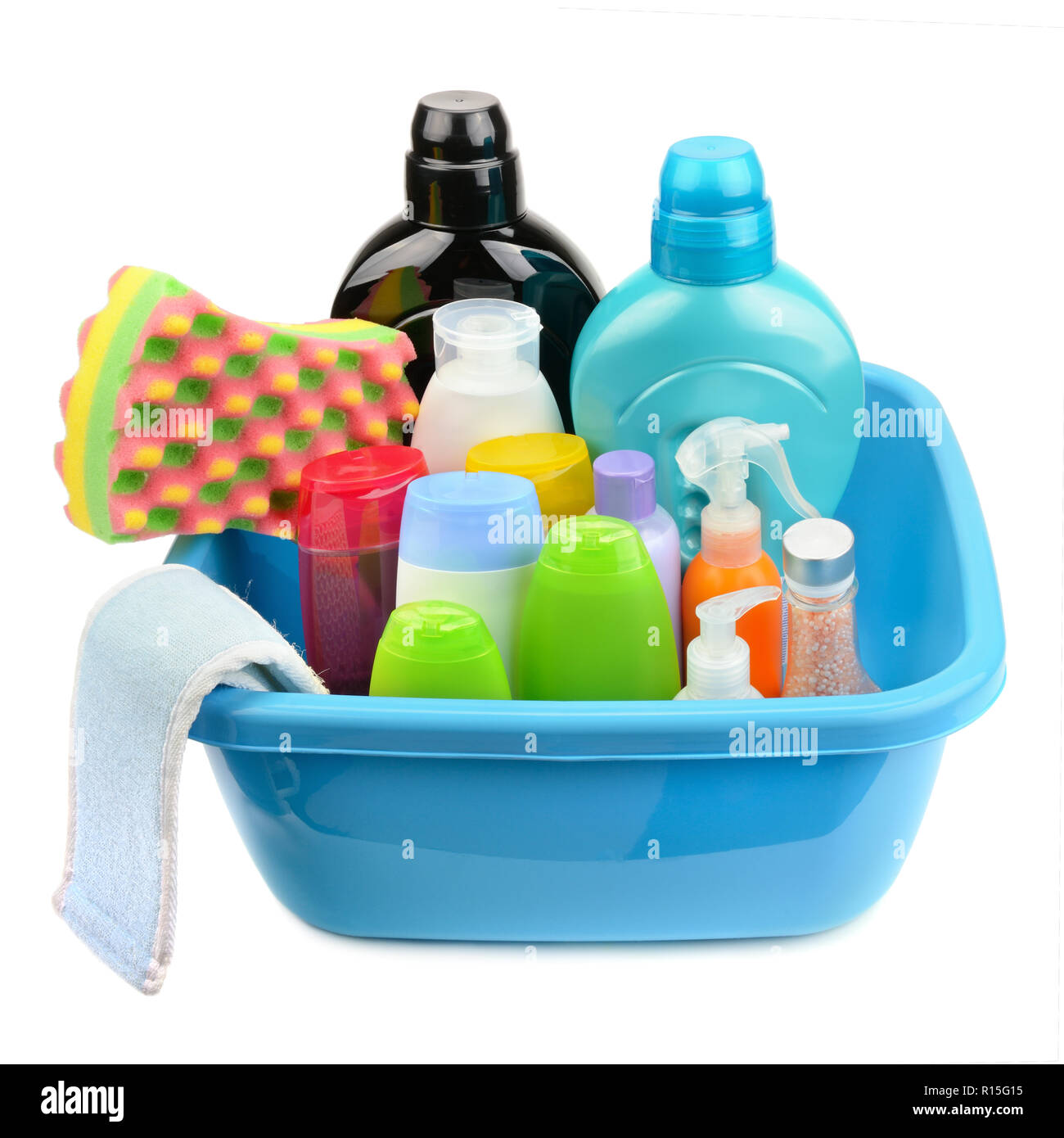 Lavabo e una bottiglia di shampoo e sapone isolati su sfondo bianco Foto Stock