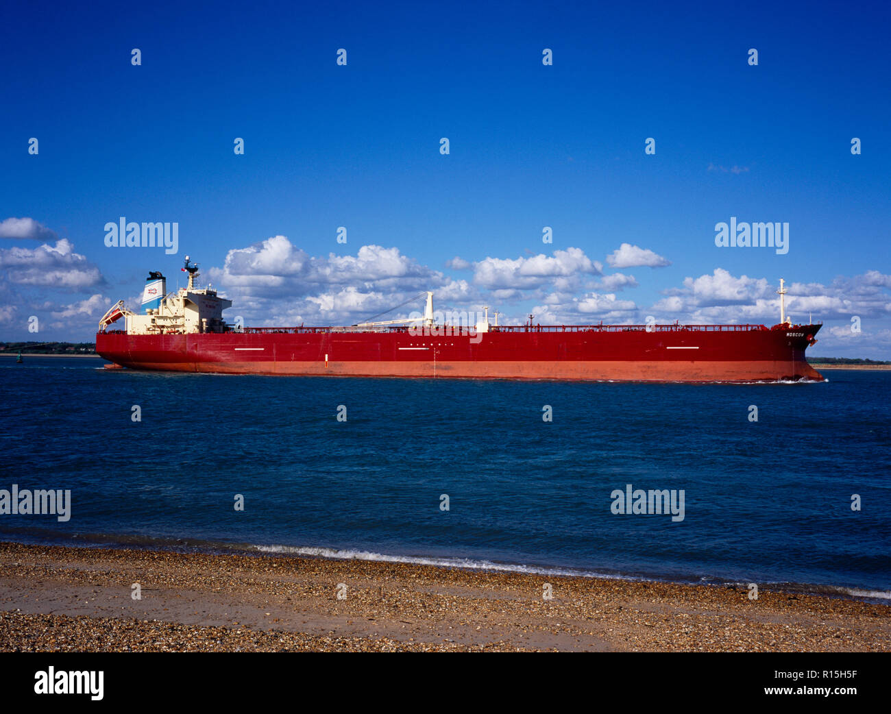 Inghilterra, Hampshire, sul mare la nave cisterna carburante Mosca uscire dal deposito Fawley in Southampton acqua. Foto Stock