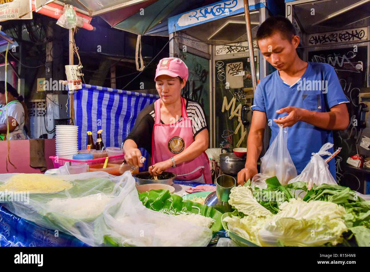 Notte del mercato alimentare, Pai Walking Street . Pai, Thailandia del Nord Foto Stock