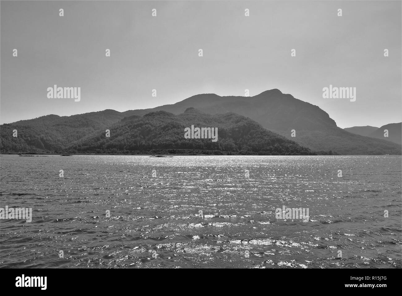 Paesaggio di montagna paesaggi che circondano la città turca di Dalyan. Scenic shot presi da una barca. Foto Stock