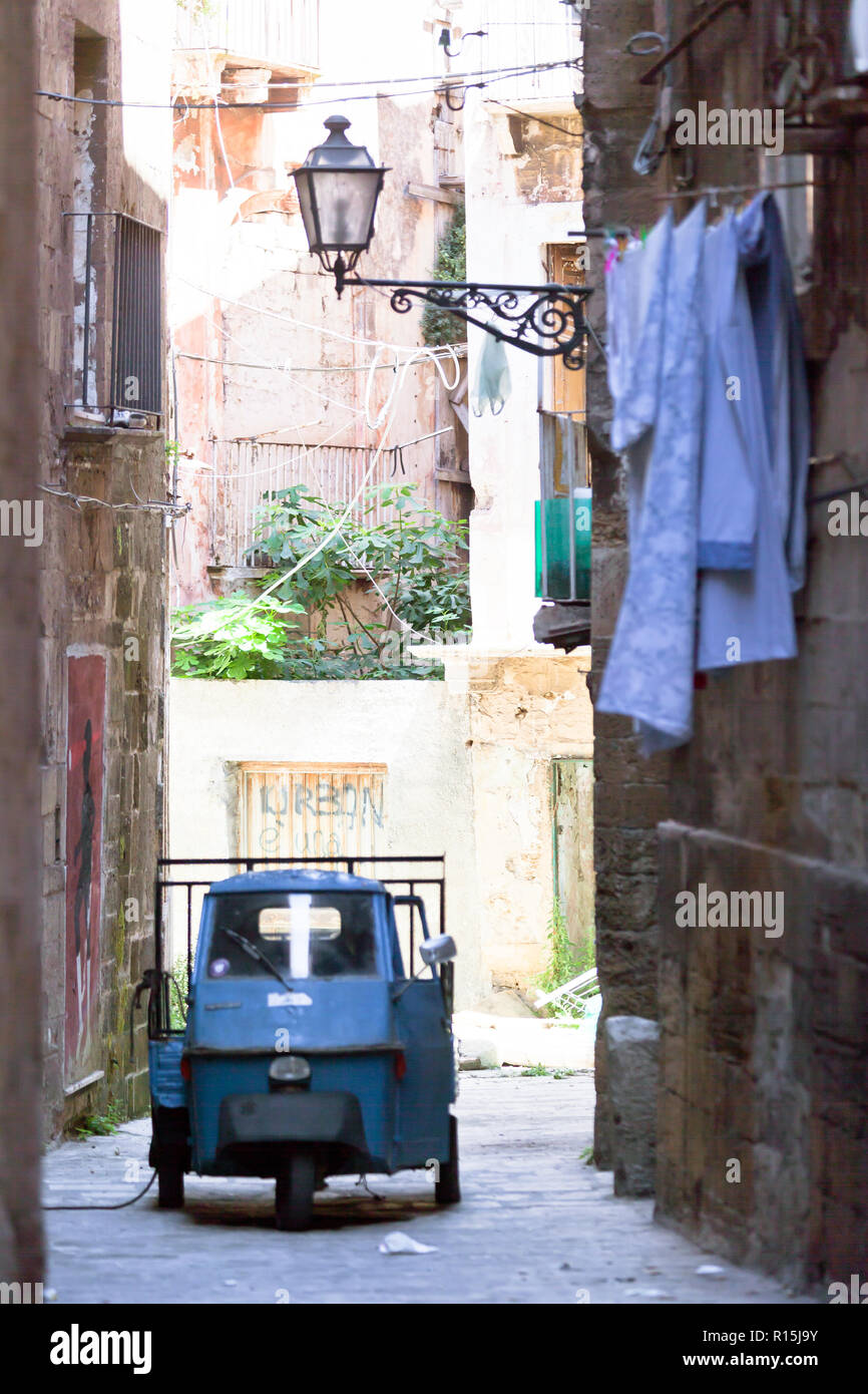 Taranto Puglia, Italia - 31 Maggio 2017 - Un vecchio tre wheeler auto in un allyway di Taranto Foto Stock