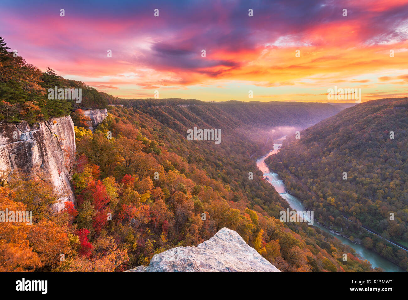 New River Gorge, Virgnia occidentale, USA la mattina autunnale paesaggio presso la parete infinita. Foto Stock
