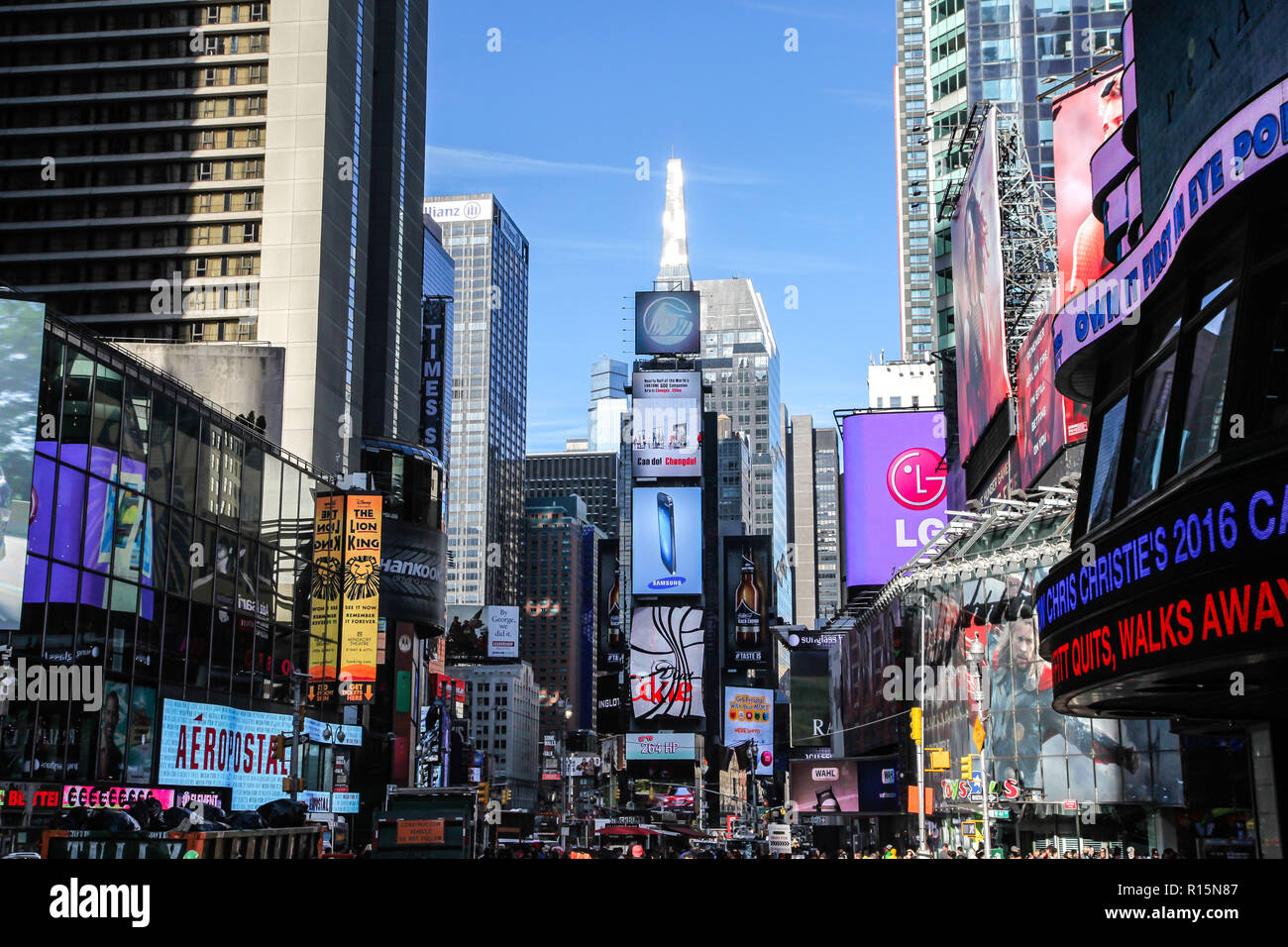 NEW YORK, NY, Stati Uniti d'America - 6 Novembre 2013: Time Square vista con cielo blu in NYC visto nella città di New York. Foto Stock