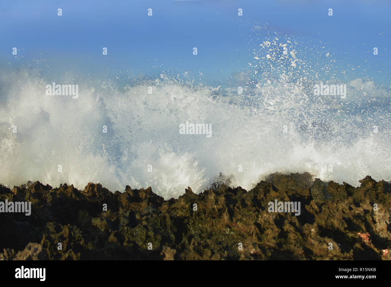 La combinazione di tre elementi: cielo, terra e acqua. Vulcano e waterblow su Bali. Foto Stock