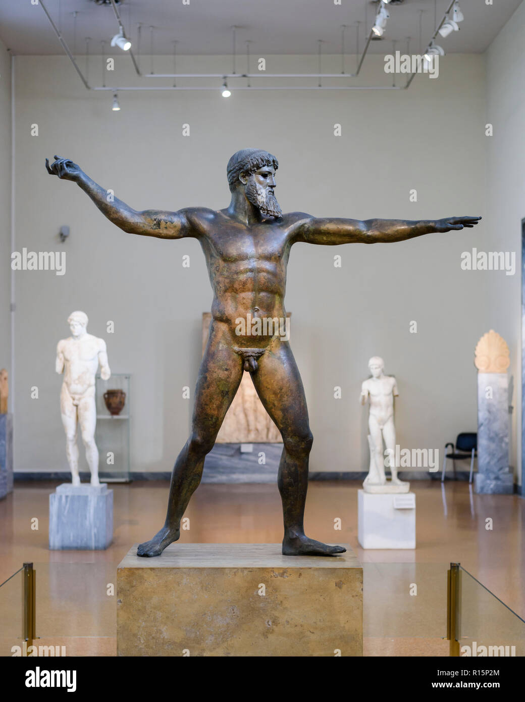 Atene. La Grecia. L'Artemision di bronzo, statua di Poseidon o Zeus, antica scultura greca del severo stile datato ca. 460 A.C. Nazionali Foto Stock