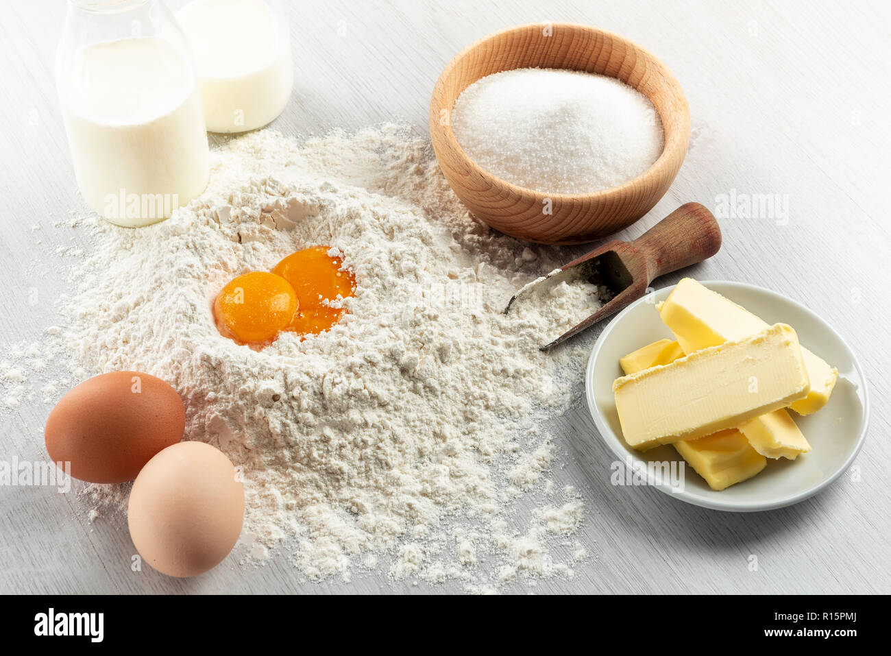 Ingredienti per la pasta e pasticceria sul tavolo di legno Foto Stock