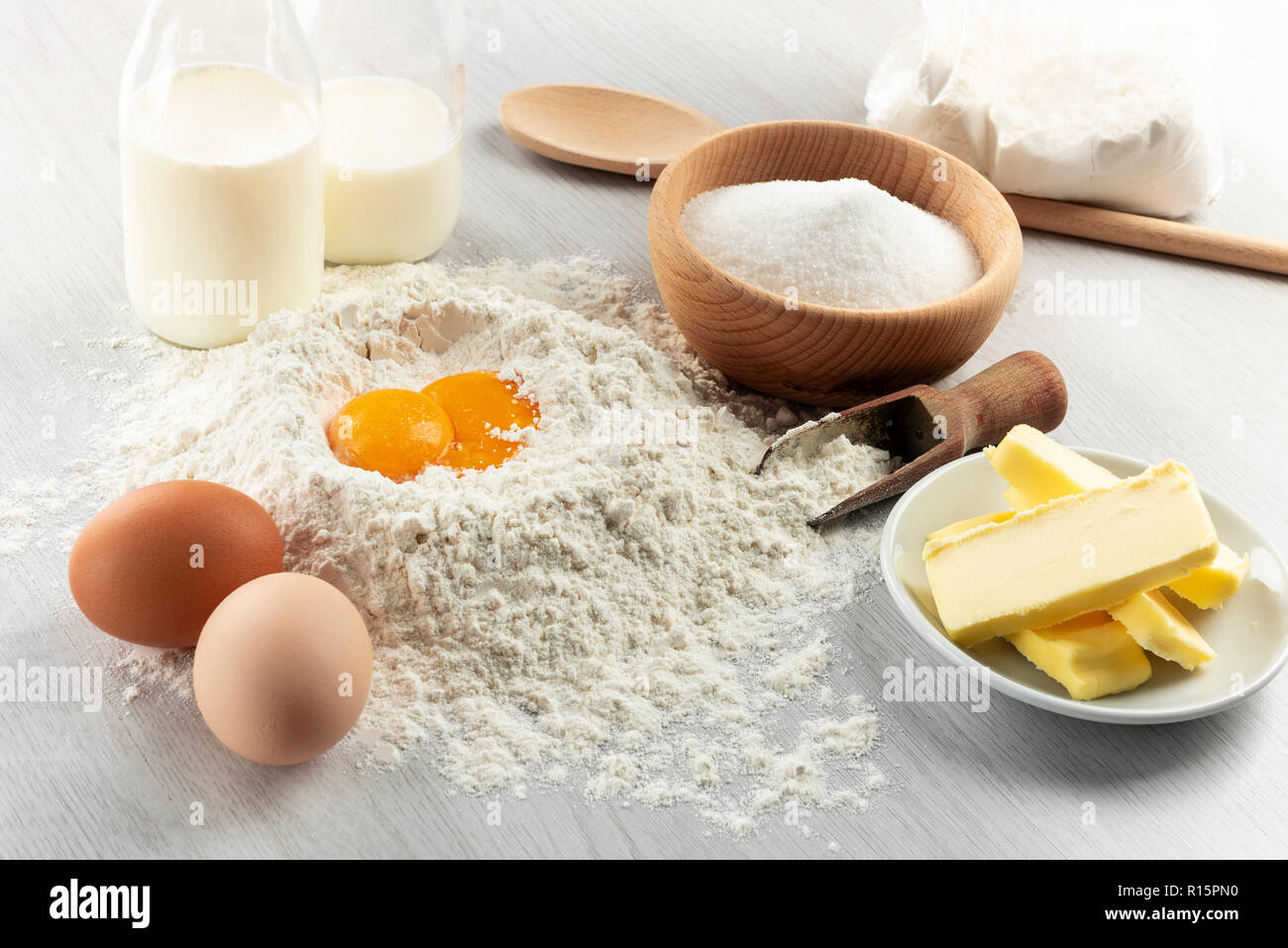 Ingredienti per la pasta e pasticceria sul tavolo di legno Foto Stock