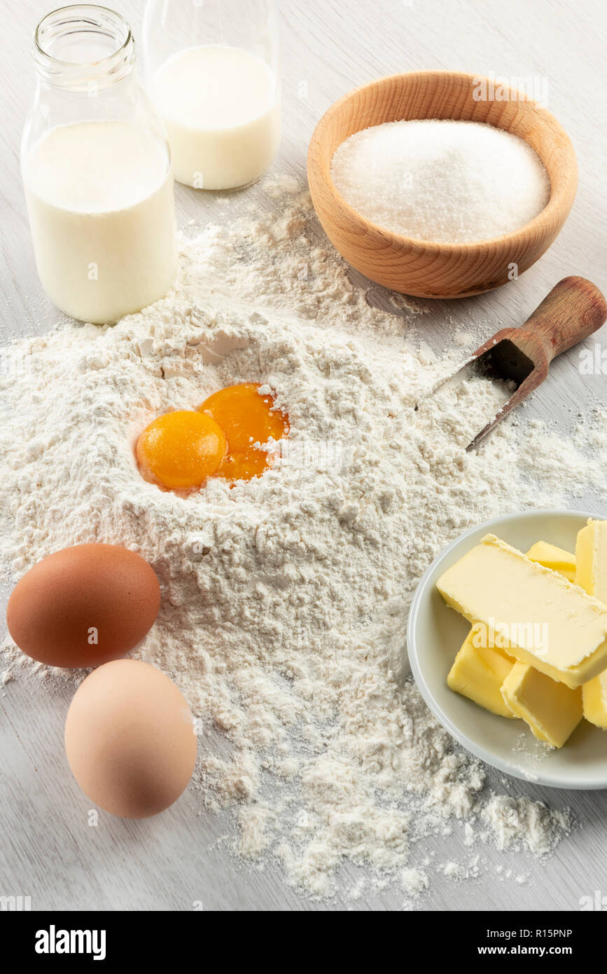 Ingredienti per la pasta e pasticceria sul tavolo di legno Foto Stock