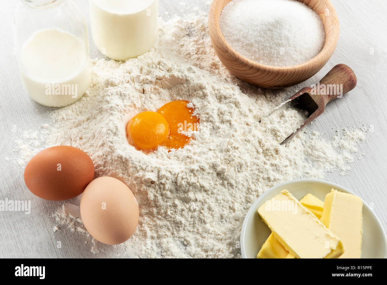Ingredienti per la pasta e pasticceria sul tavolo di legno Foto Stock