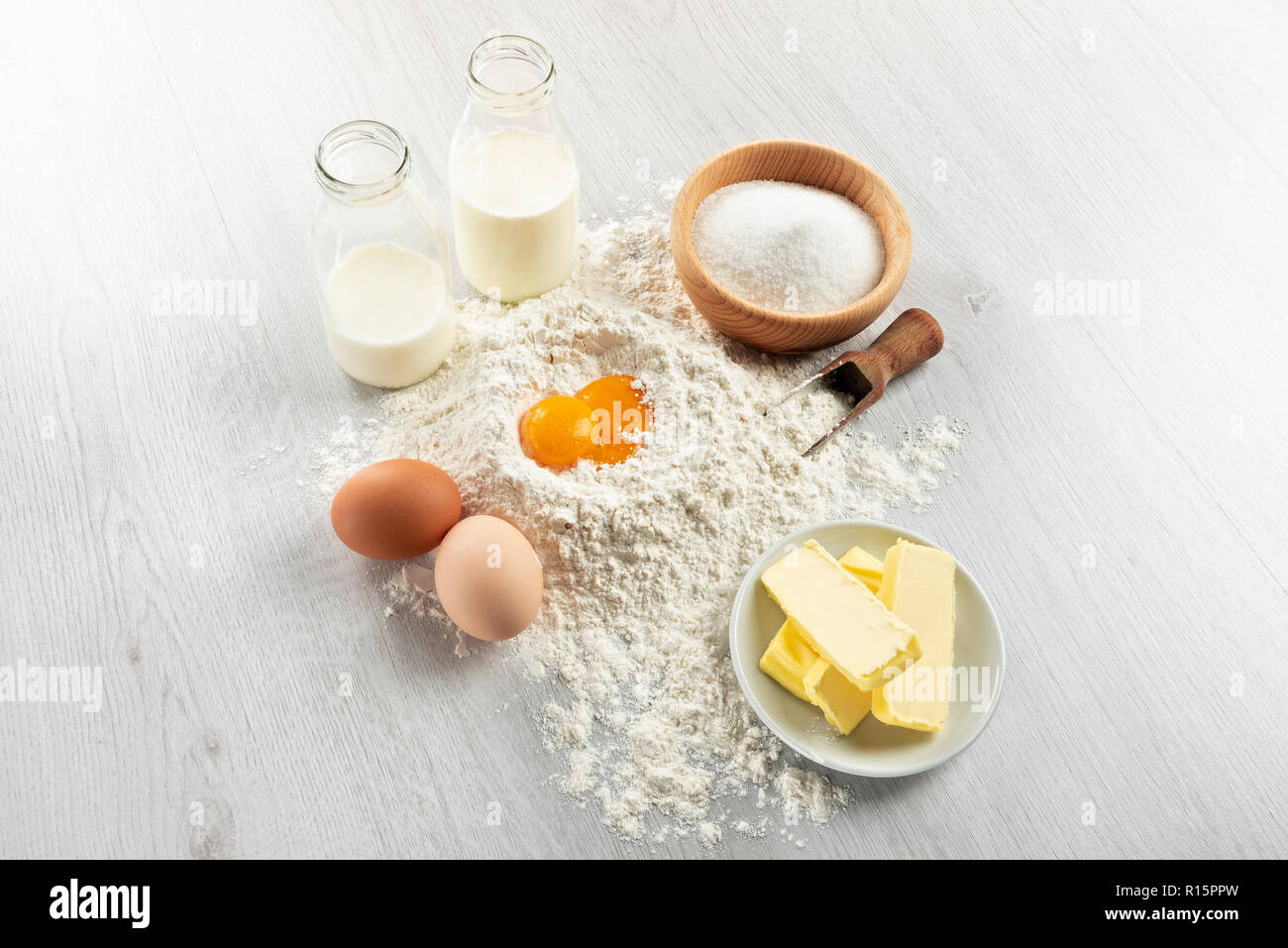 Ingredienti per la pasta e pasticceria sul tavolo di legno Foto Stock