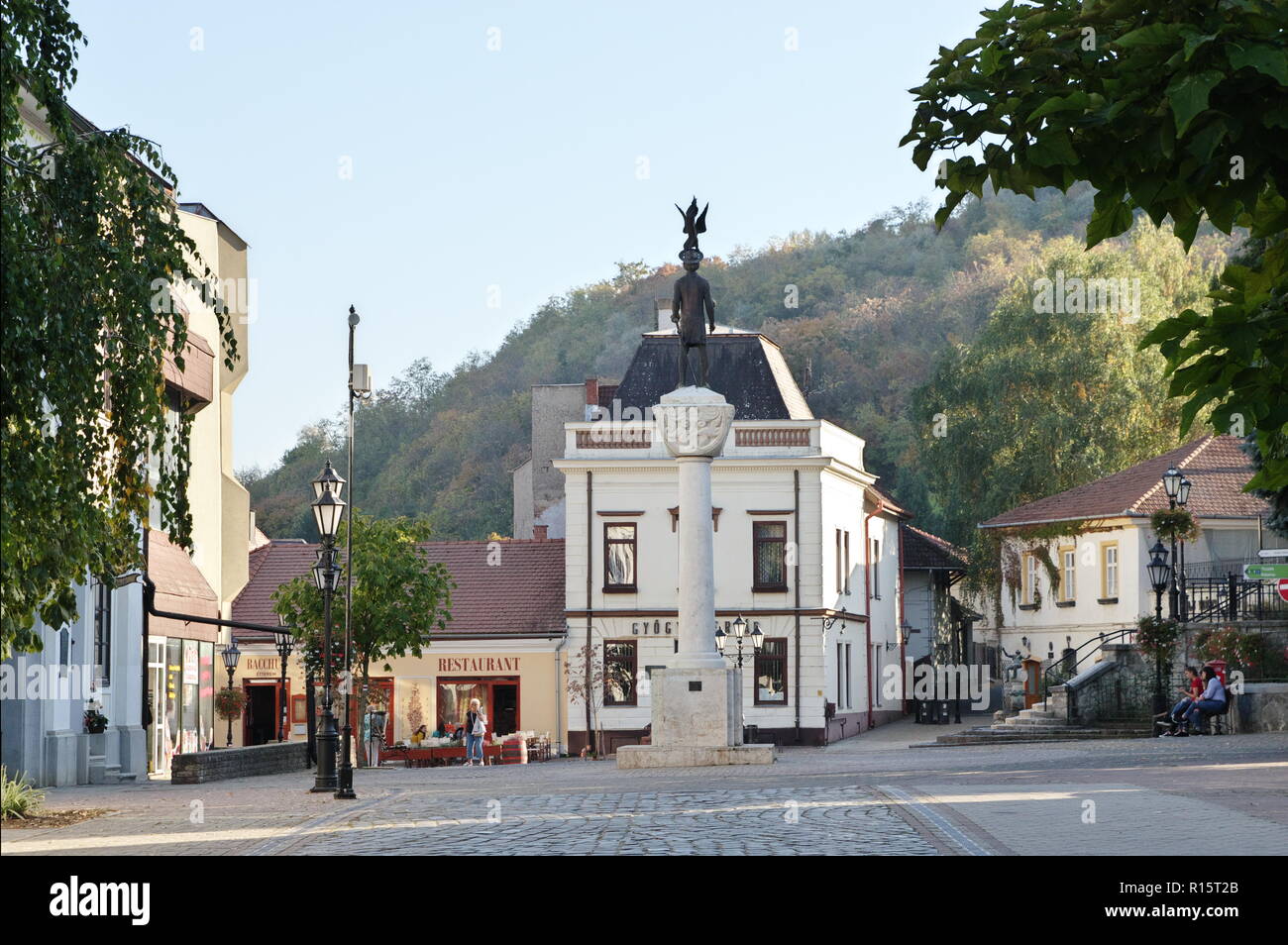 Tokaj, Ungheria - 16 Ottobre 2018: Kossuth Ter, piazza nel centro della citta'. La statua del re Santo Stefano. Foto Stock