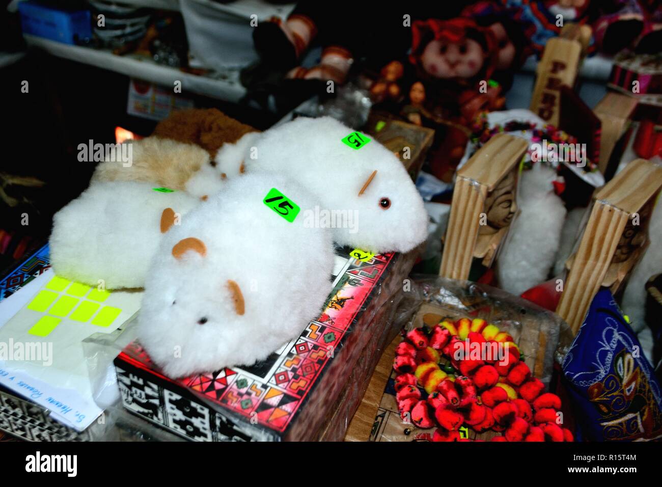 La cavia puppet- Mercato di Huaraz. Dipartimento di Ancash.PERÙ Foto Stock