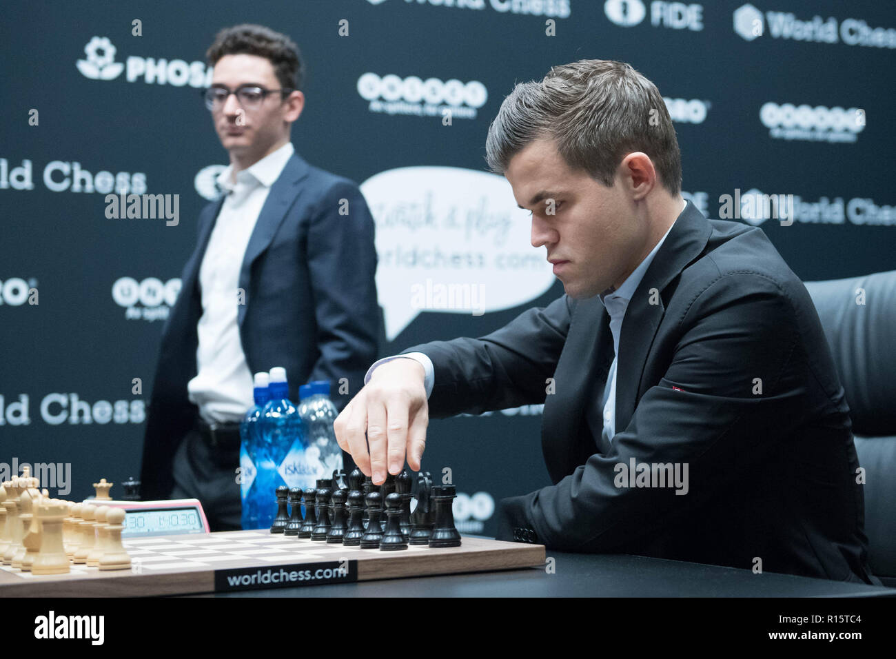Che regna FIDE campione del mondo di scacchi Magnus Carlsen (a destra), si  prepara a difendere il suo titolo contro di noi challenger Fabiano Caruana,  durante il primo spostamento cerimonia (l inizio