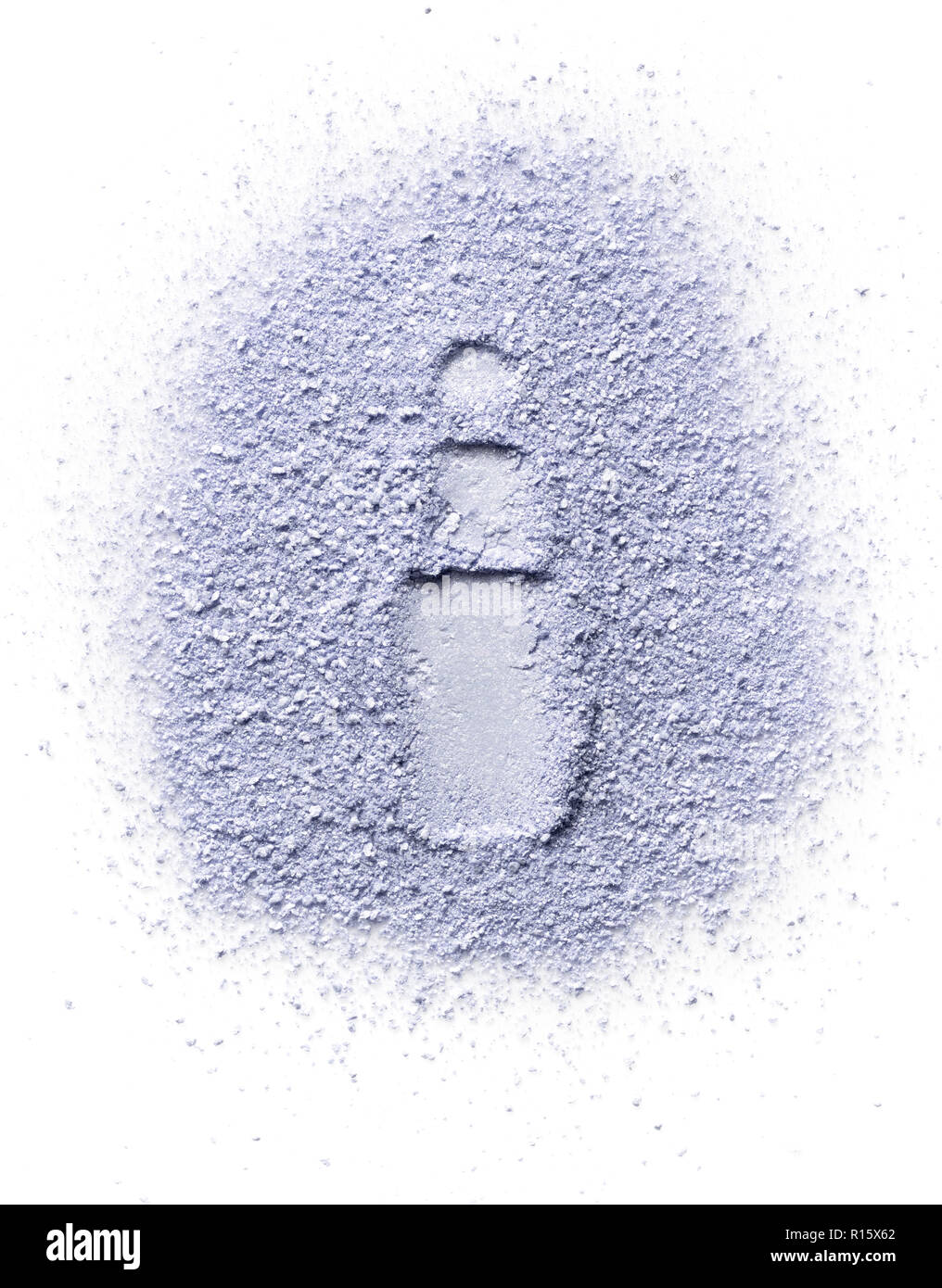 Impronta della bottiglia di profumo sulla faccia viola polvere. Isolato su uno sfondo bianco. Foto Stock